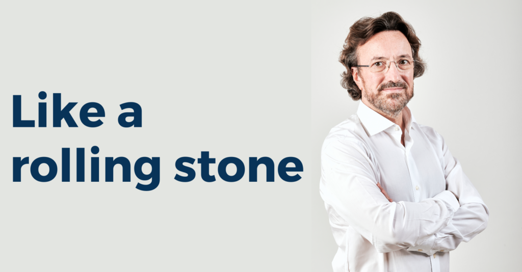 “Like a rolling stone”: un colloquio interno tra un Sé più maturo e consapevole, che da oggi si sente pronto ad esprimersi, e quella parte sinora dominante che vive manovrata dagli altri. Con tutta l’energia che una tale affermazione richiede, un’energia che può essere molto utile anche a noi, ora.